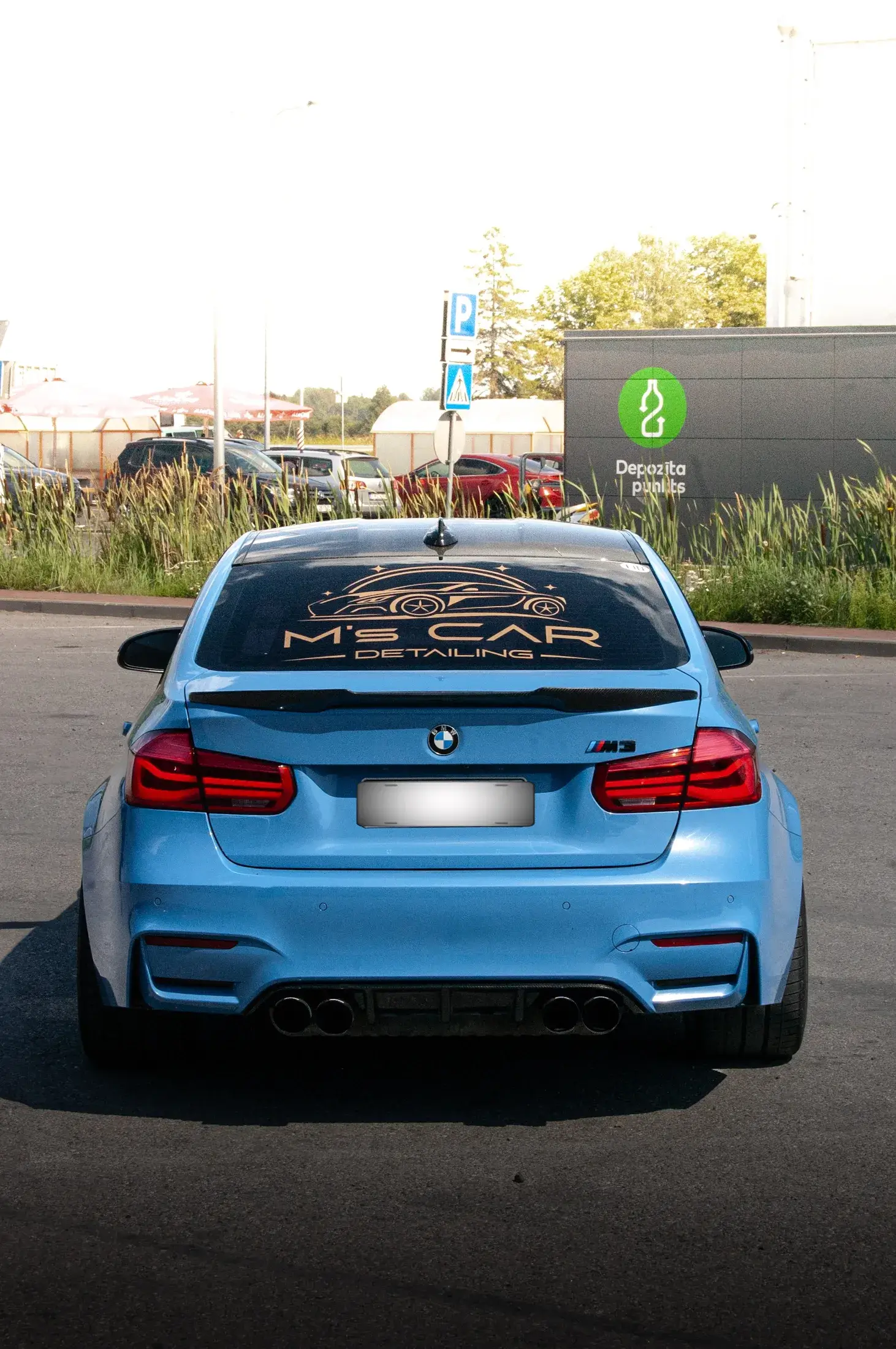 Sininen BMW